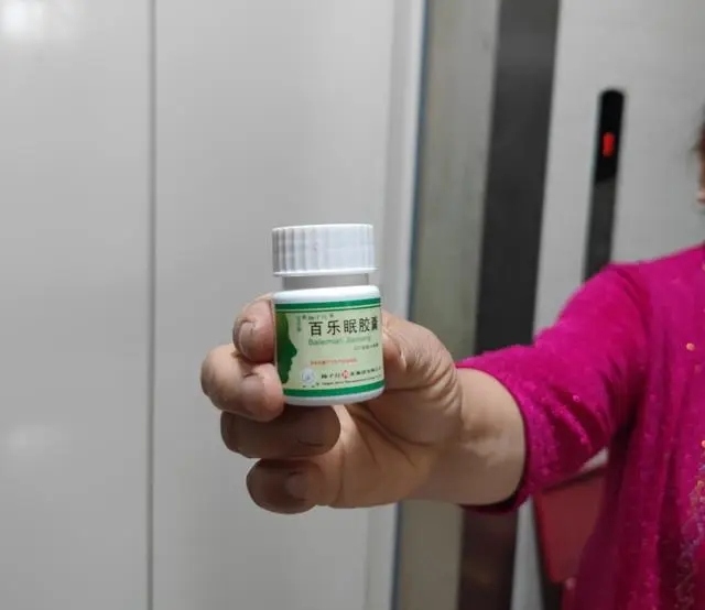 靠药物耳塞才能睡，刚睡着又被吵醒，电梯噪声让人心烦意乱
